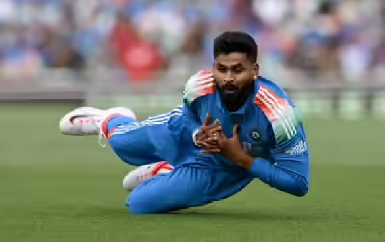 आईसीयू से बाहर आए श्रेयस, मोबाइल फोन पर करने लगे बात