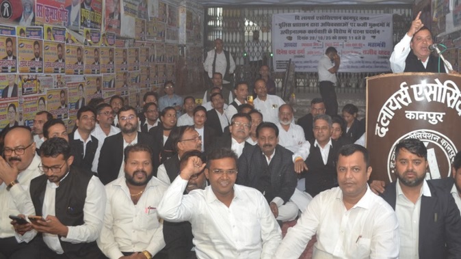 लायर्स एसोसिएशन के बैनर तले दहाड़े अधिवक्ता, बोले- अब उत्पीड़न बर्दास्त नही