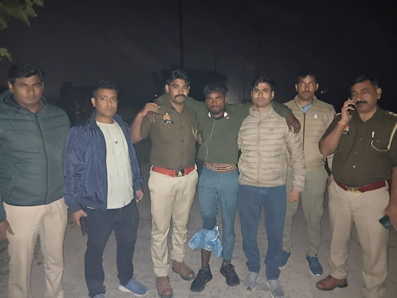 दिन दहाड़े महिला को लूटने वाले को लगी पुलिस की गोली