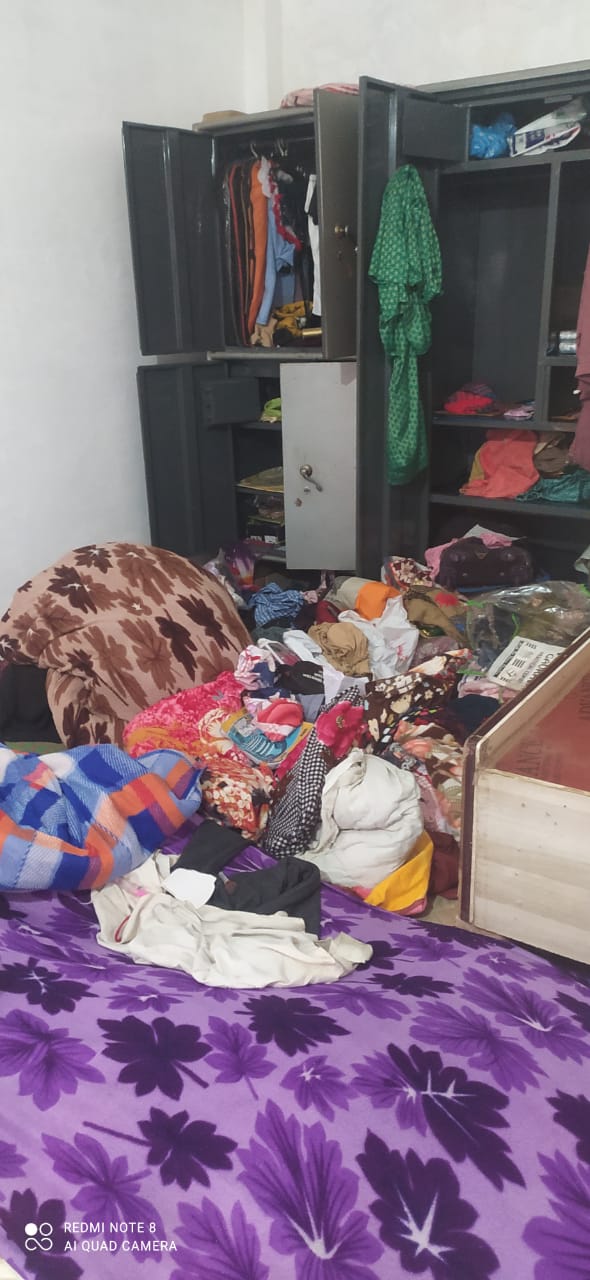 रिश्तेदार की अंत्येष्टि में गए, घर का सामान समेट ले गए चोर