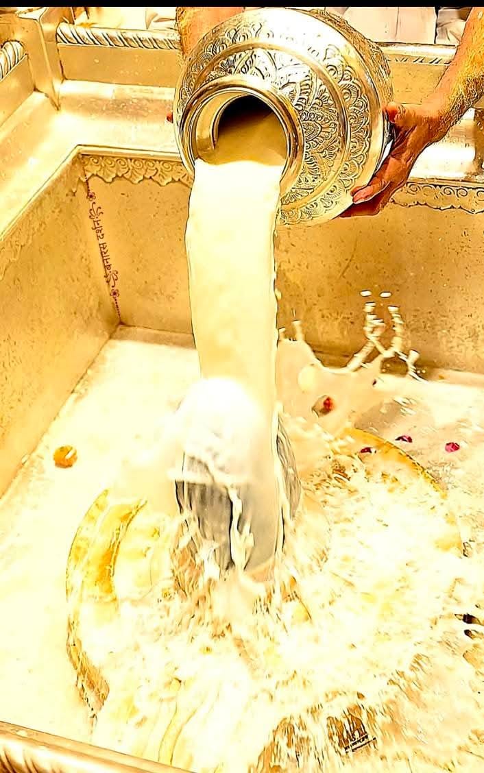 इसलिये भगवान शिव पर दूध अर्पित करते हैं भक्त