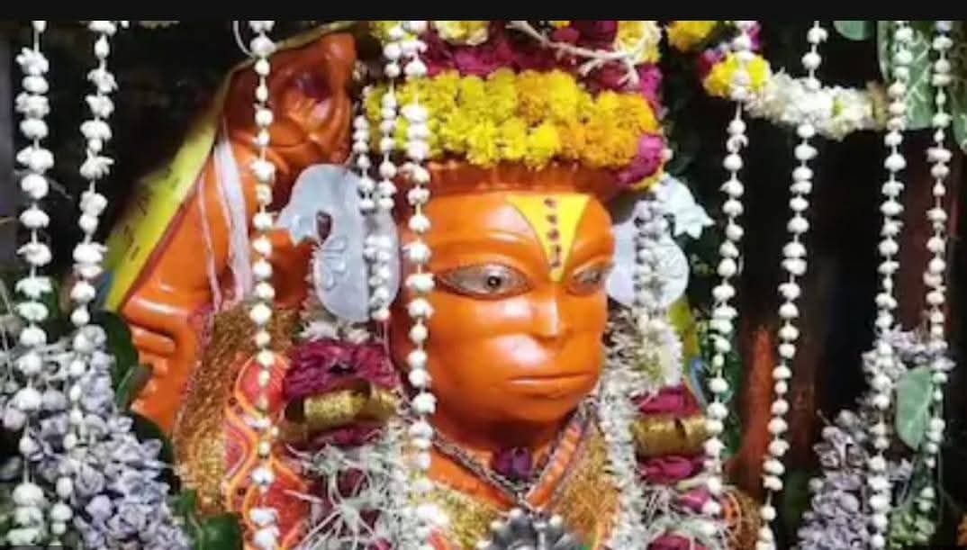 इस मंदिर में हनुमान जी का तीन बार बदलता है स्वरूप