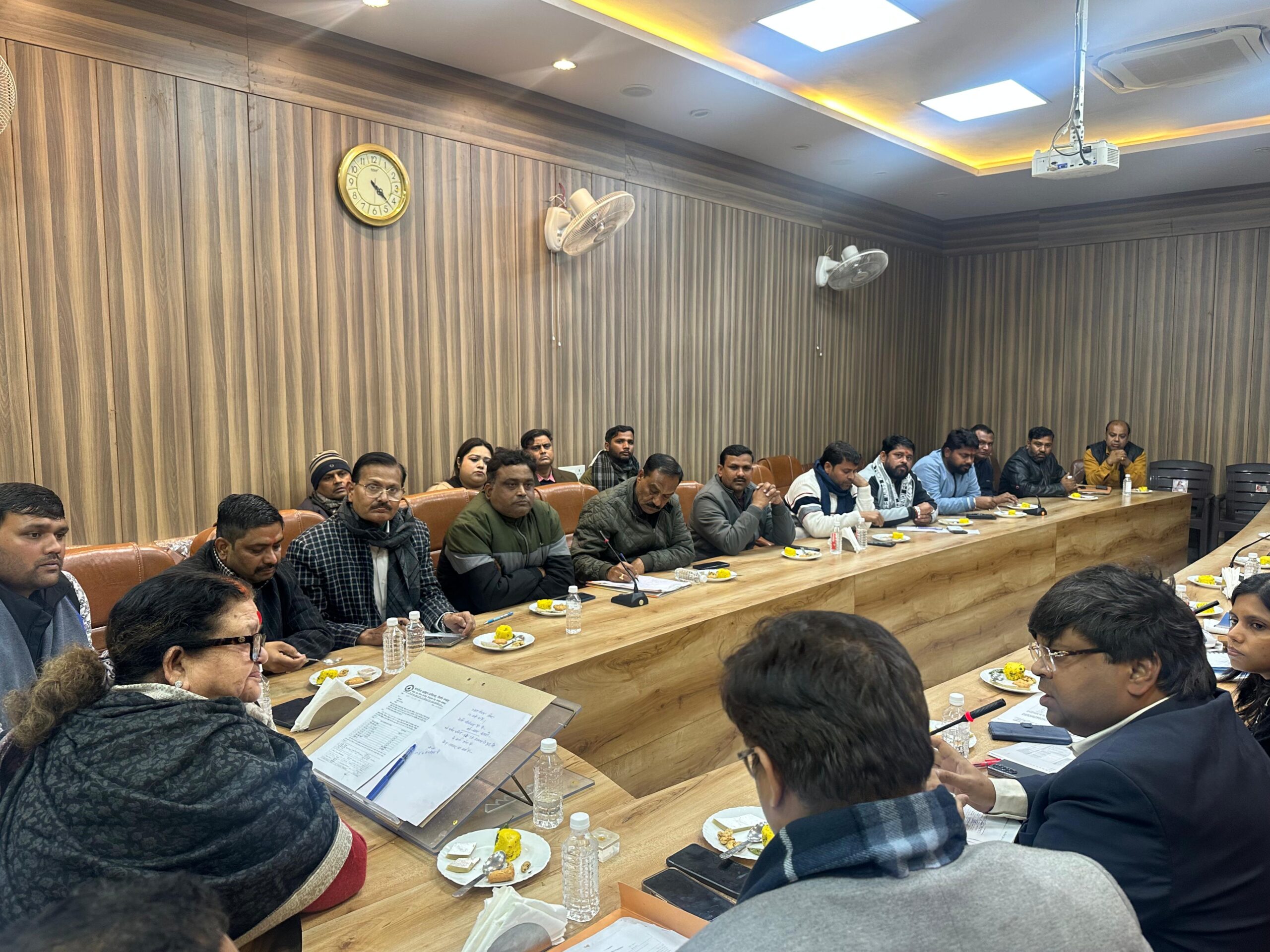 अम्माजी, मनमानी कर रहे हैं जल निगम के अधिकारी