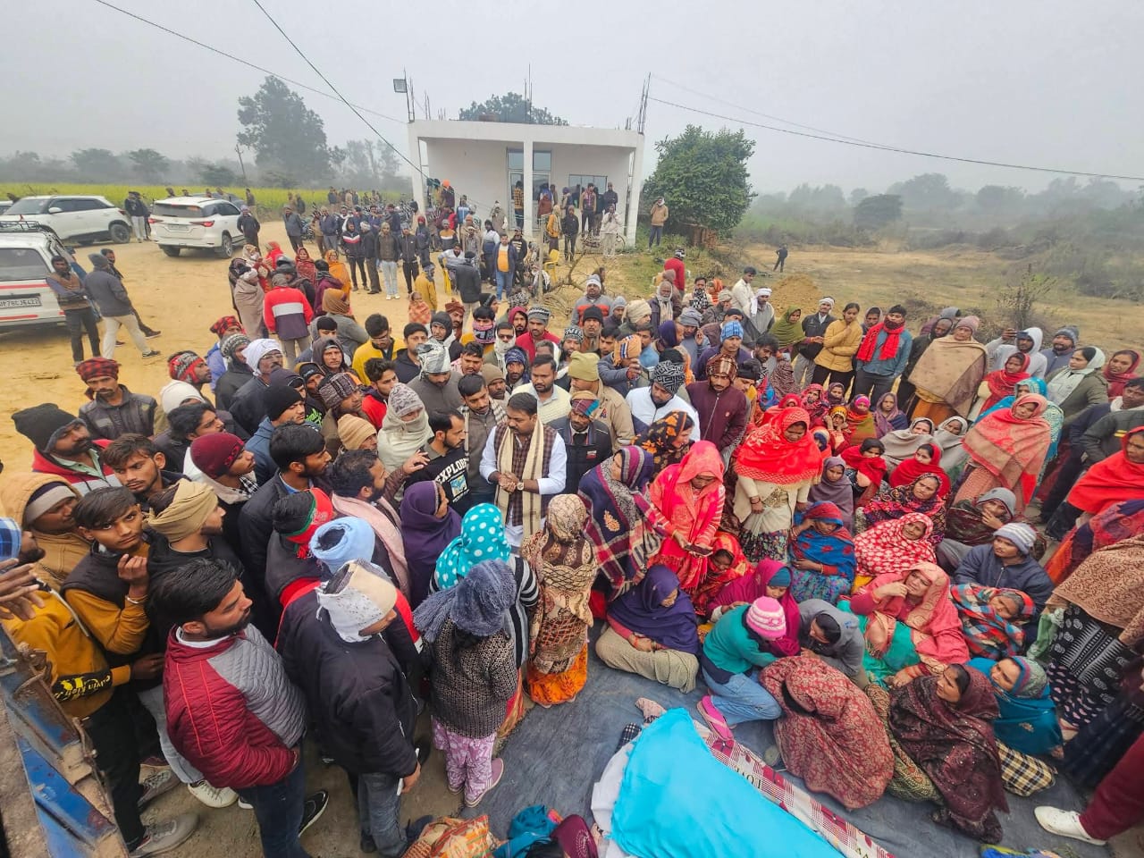 मारे गए गार्ड का शव रखकर सड़क पर लगाया जाम