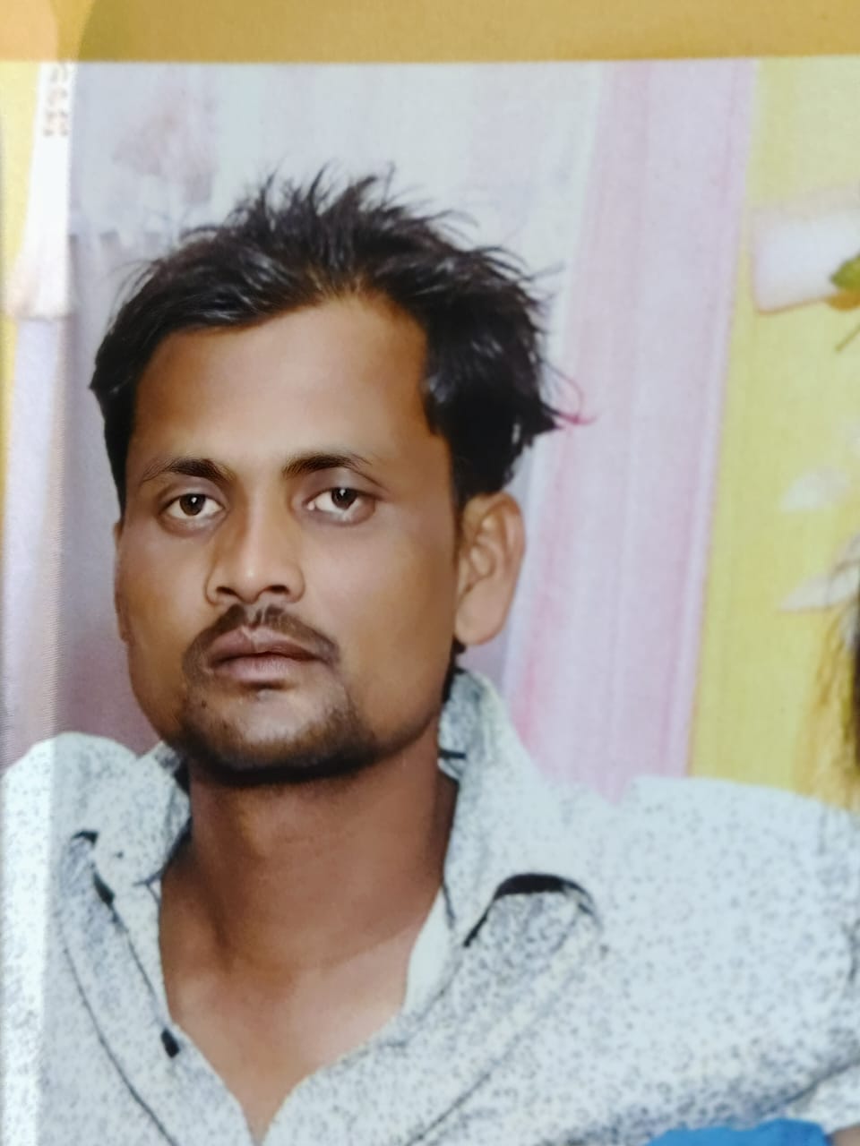 खाली प्लाट में युवक की ईंट से कुचलकर हत्या