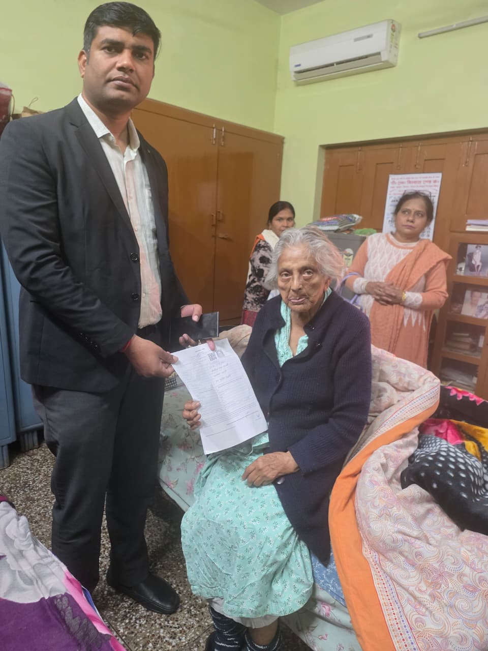 SIR: 93 साल की मतदाता से मिल अधिकारियों ने की सराहनीय पहल