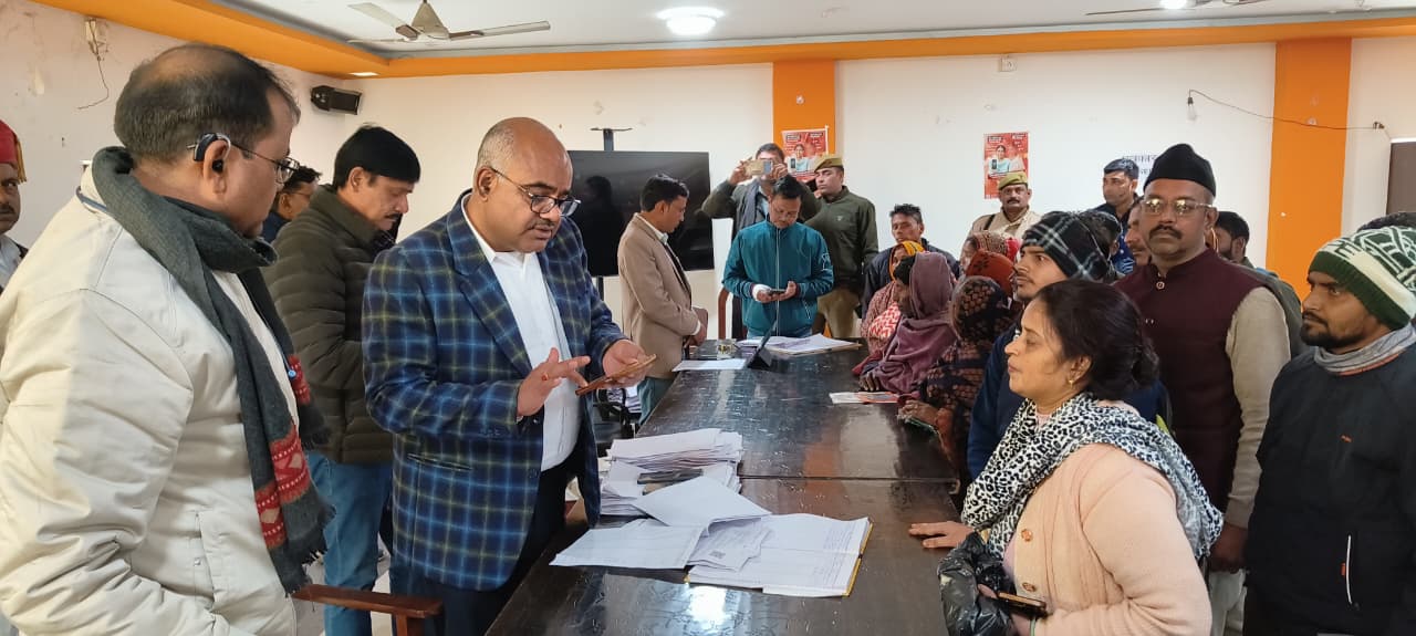 Inspection: निरीक्षण में डीएम के सामने आई सरकारी कार्यालयों की हकीकत