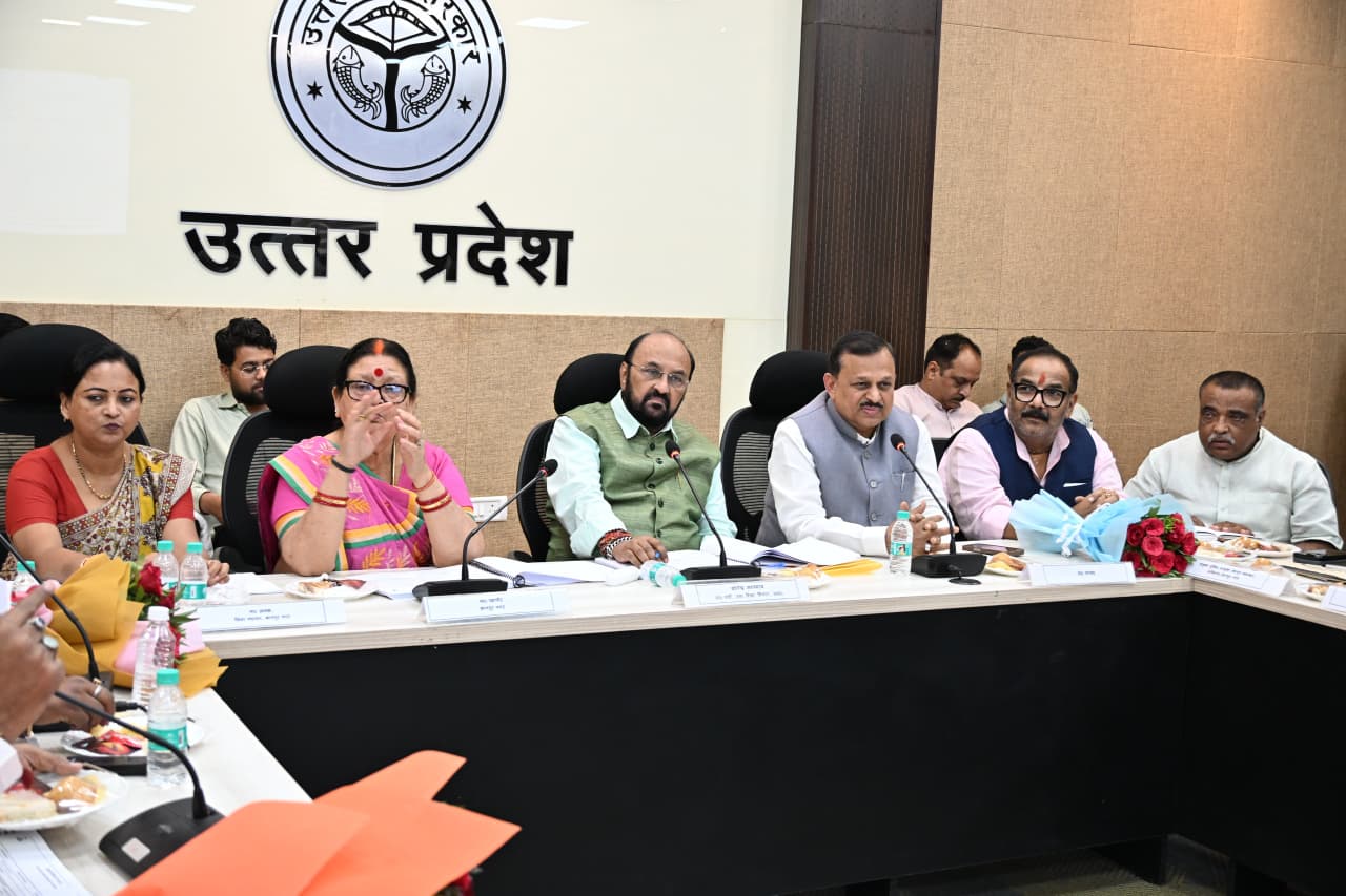 प्रभारी मंत्री के तेवर देख सहमे रहे अधिकारी