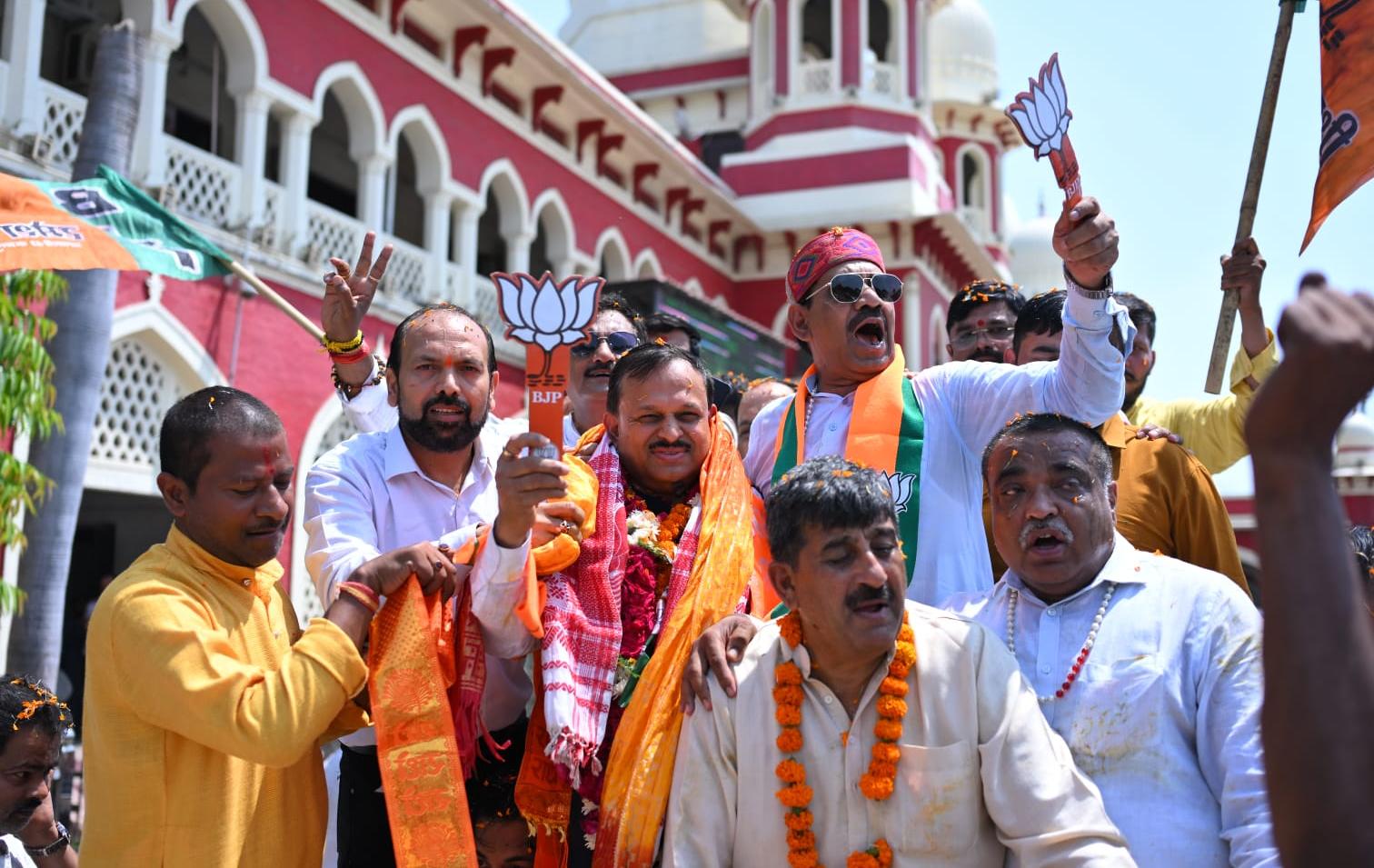 Bengal Elections: बंगाल विजय के बाद लौटे सांसद पर फूल बरसाए