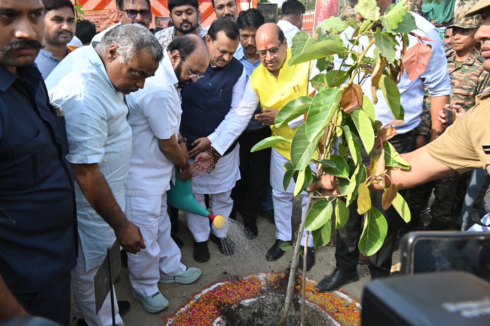 Environment: मां के नाम एक पेड़ लगाने निकले आम और खास