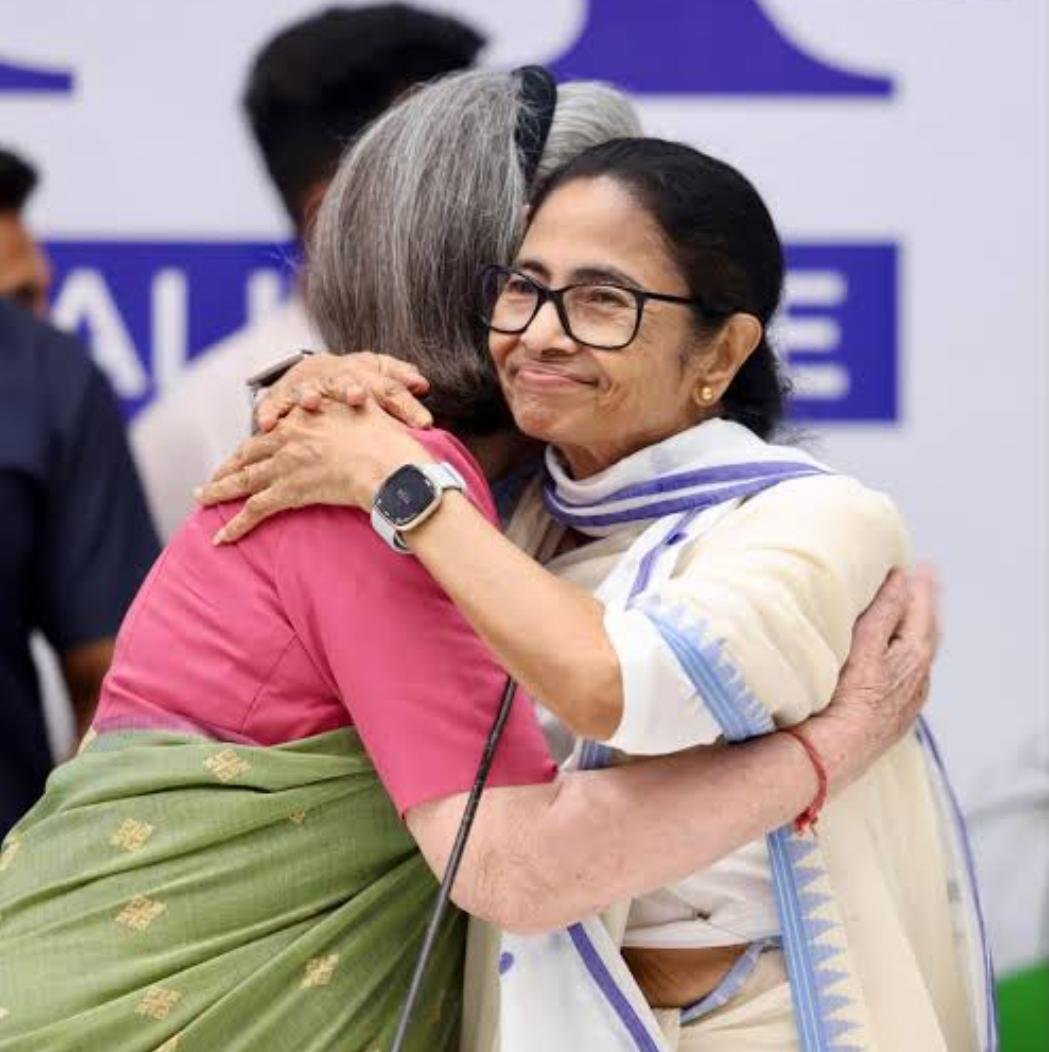 West Bengal: चौतरफा घिरी ममता कांग्रेस की शरण में
