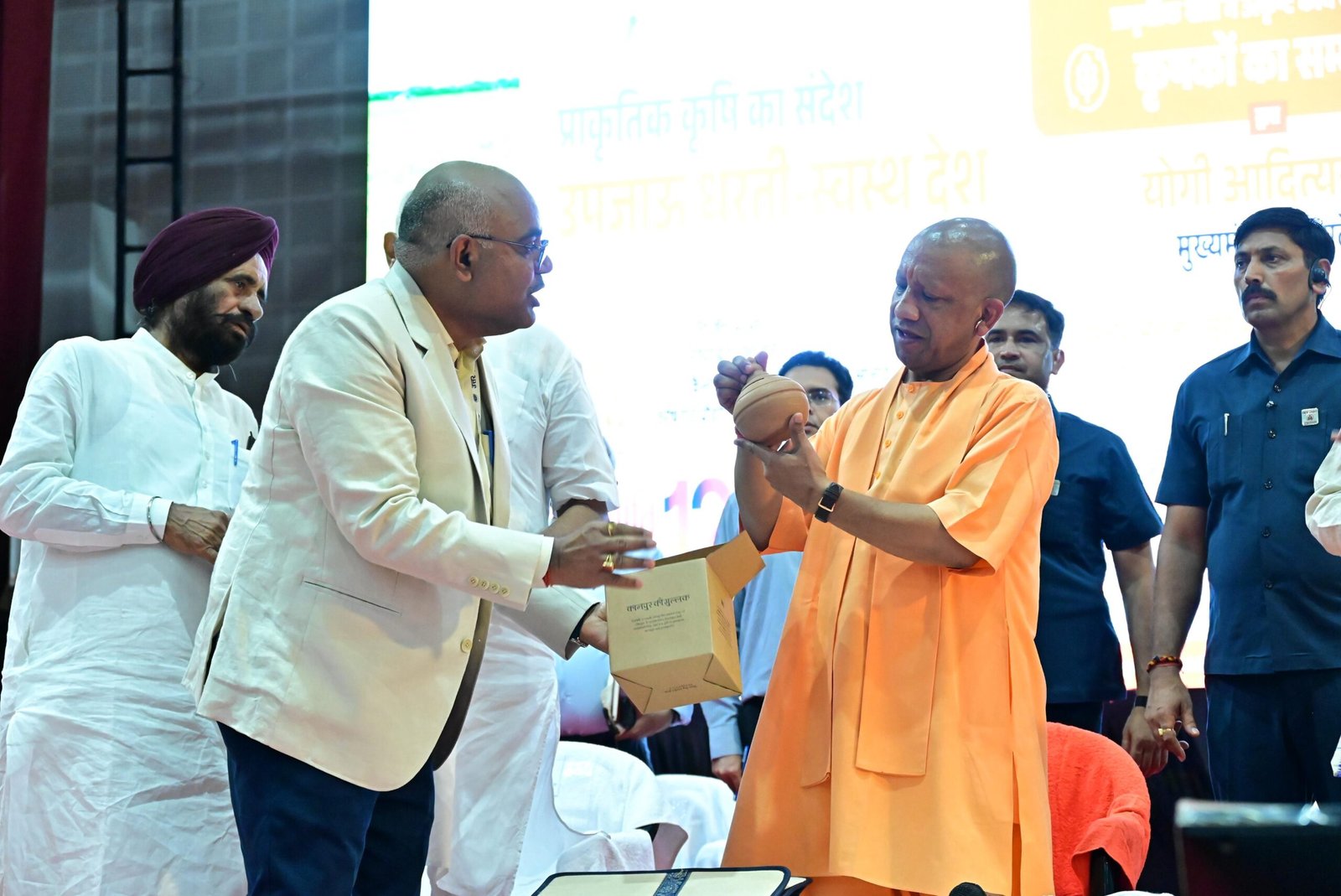 गोमाता को कटने नहीं देंगे, न होने देंगे देश की सुरक्षा से खिलवाड़ः मुख्यमंत्री