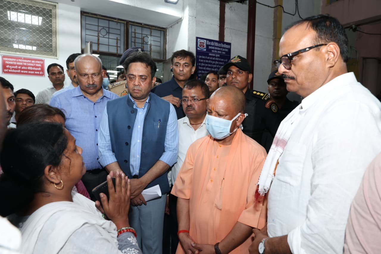 अग्निकांड स्थल पहुंचे मुख्यमंत्री योगी, मृतकों के परिजनों को मुआवजा