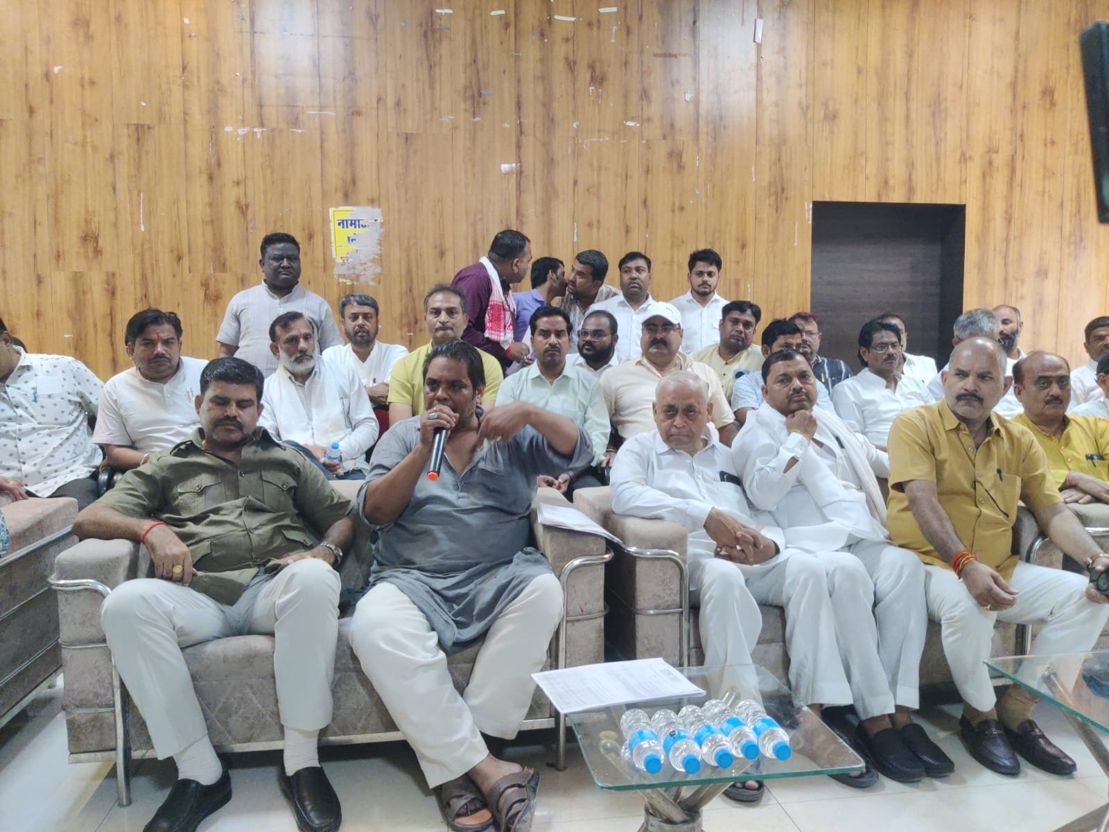 विरोध करने वाले छह पार्षदों के खिलाफ भाजपा के 75 पार्षद
