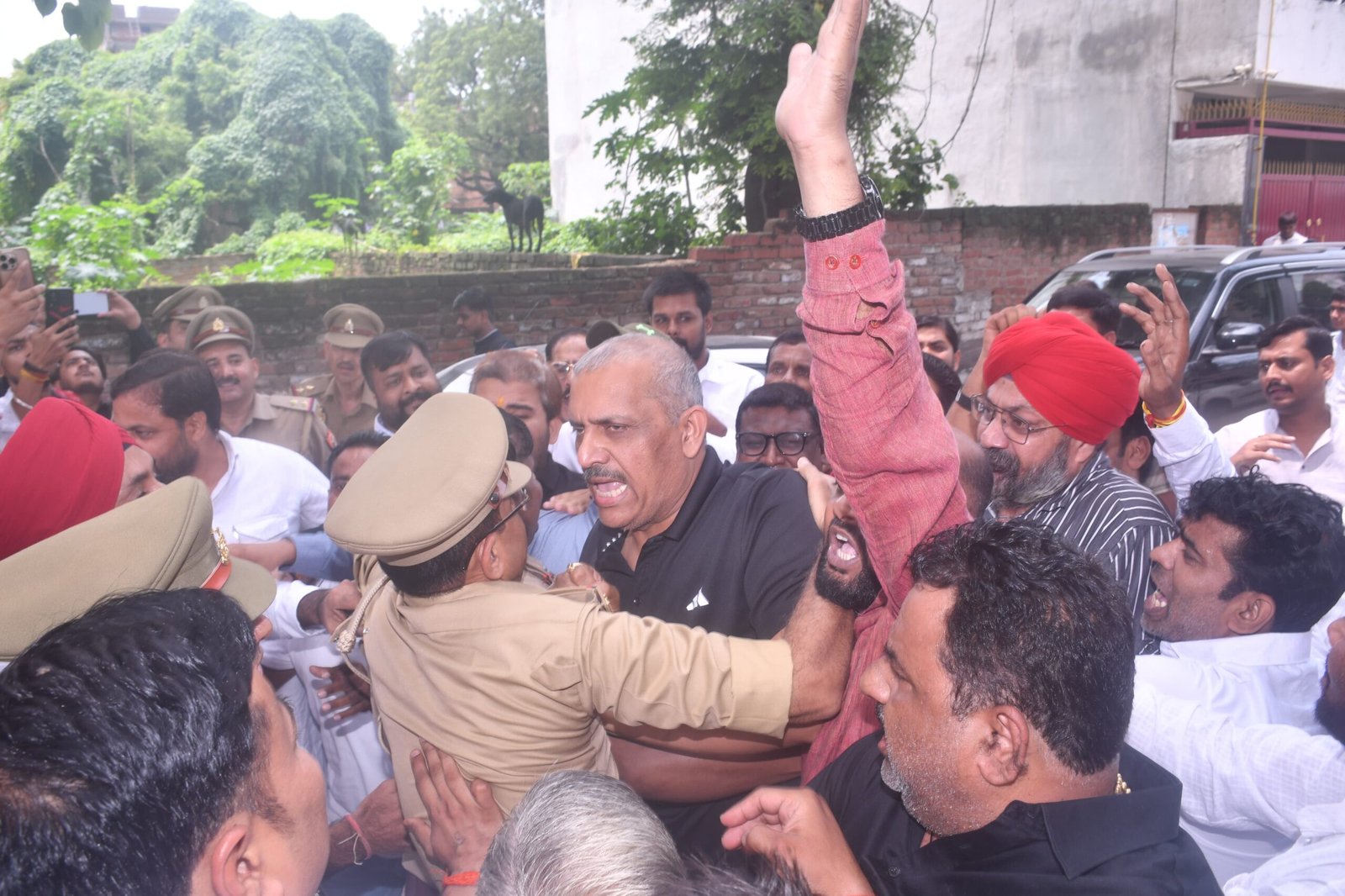 सत्याग्रहः बेरीकेडिंग फांदकर चौराहे तक पहुंचे  अमिताभ, बाद मे किया सत्याग्रह