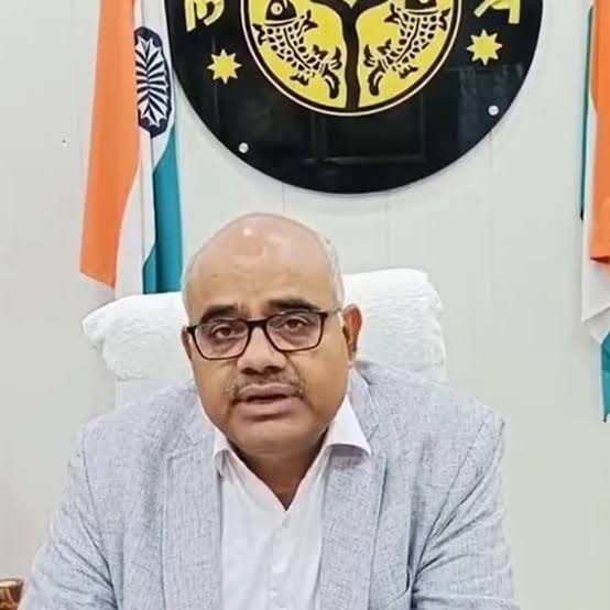 पत्रकार के परिवार की पीड़ा सुन भावुक हुए डीएम, बोले की जाएगी हर संभव मदद