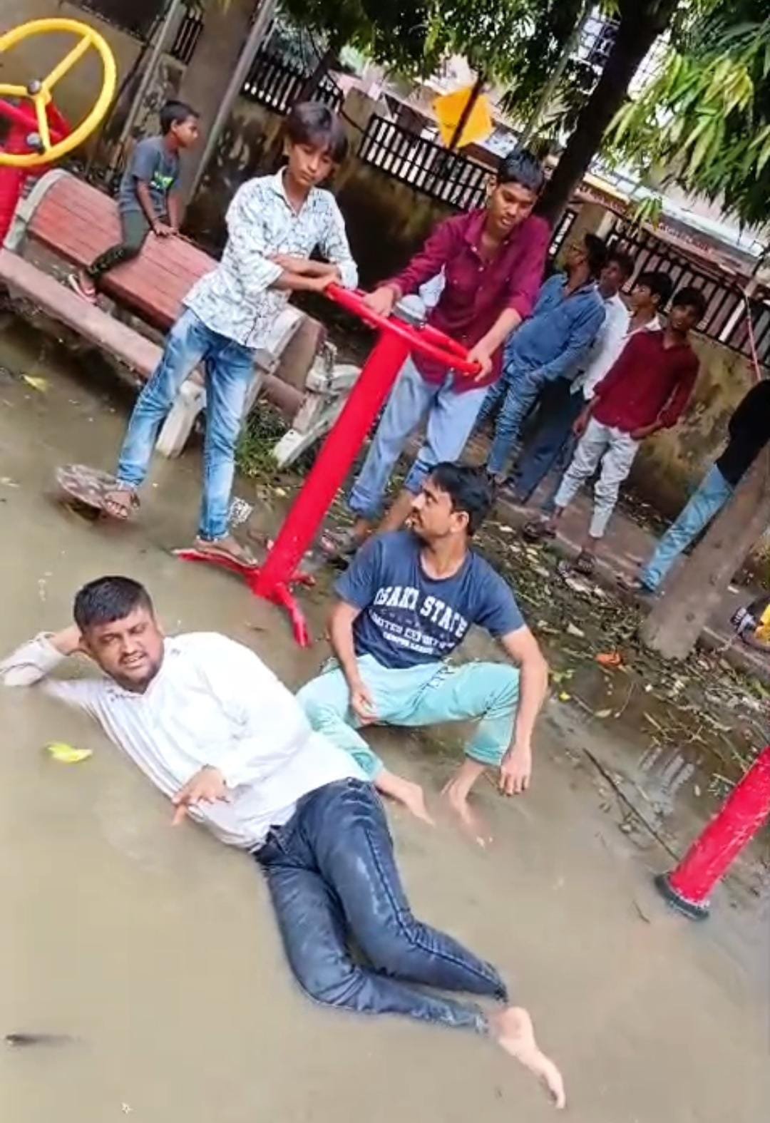गंदे पानी में लेटकर पार्षद ने नगर निगम पर लगाए आरोप